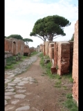 05582 ostia - regio iii - cardo degli aurighi - blick von osten.jpg